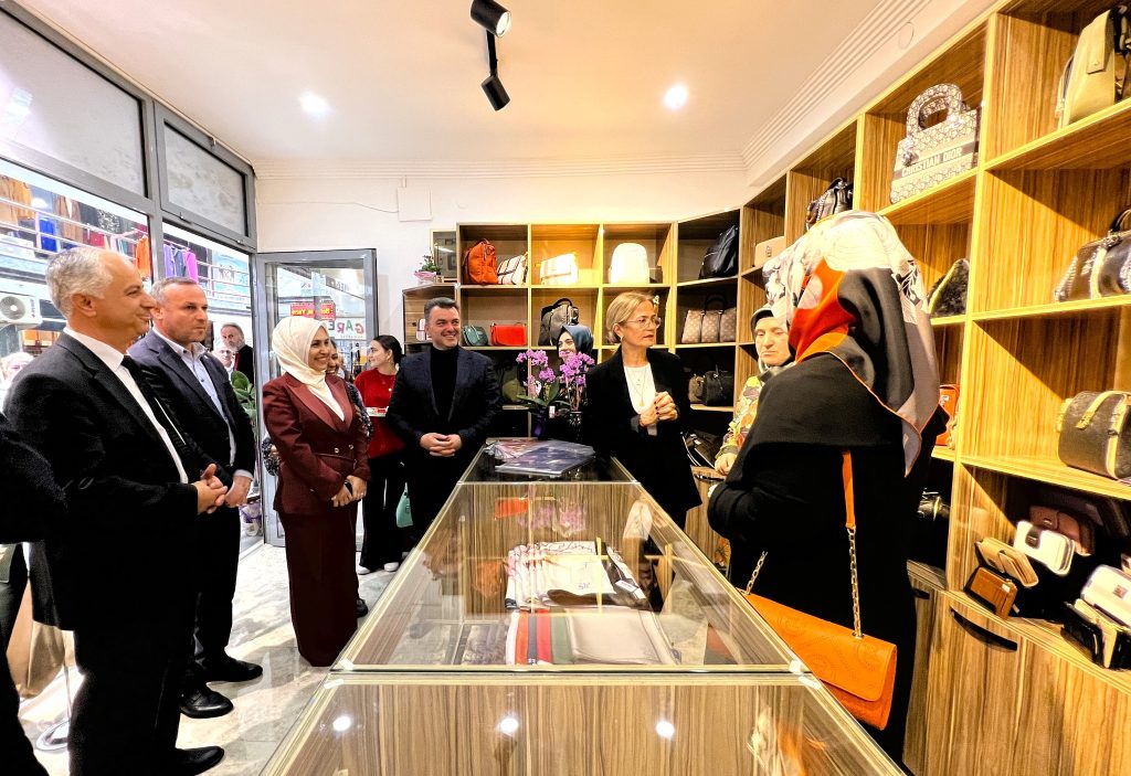 Canta04-1024x703 Hem Siyaset Hem Ticaret