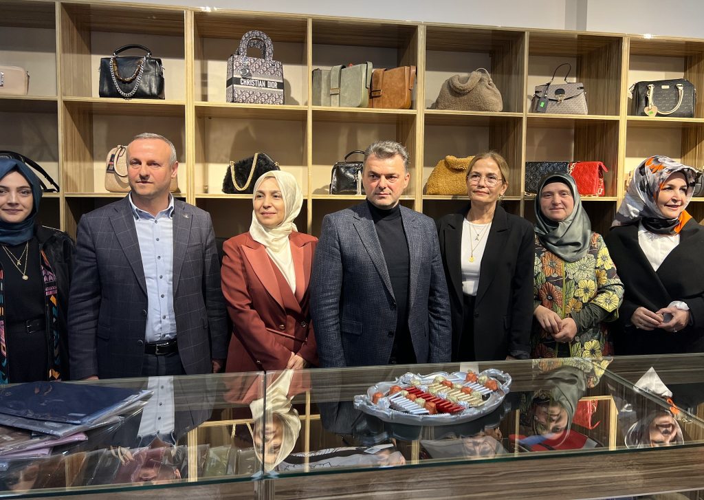 Canta05-1024x727 Hem Siyaset Hem Ticaret