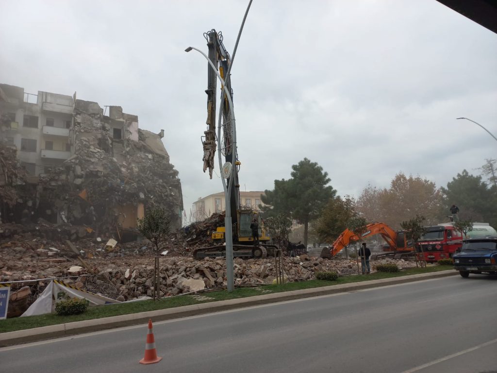 Yikim10-1024x768 Şehir Merkezindeki Bina Yıkıldı