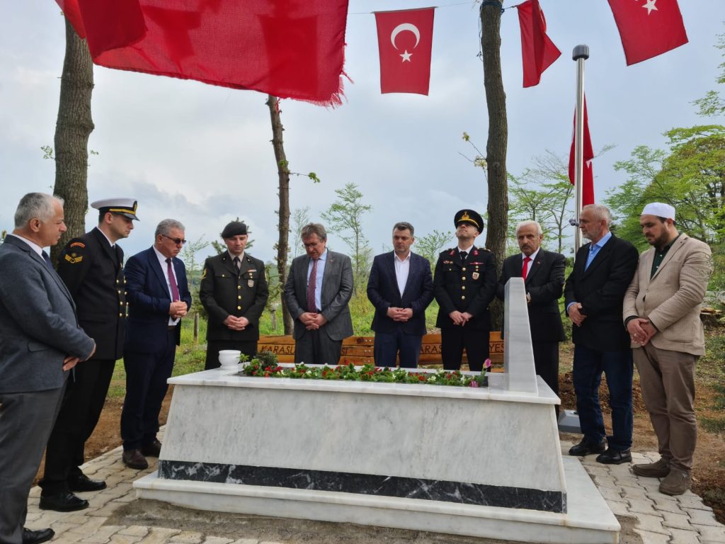sehit-ziyaret-_3_-1024x768 PROTOKOL İLE HALK, PARKTA BAYRAMLAŞTI...
